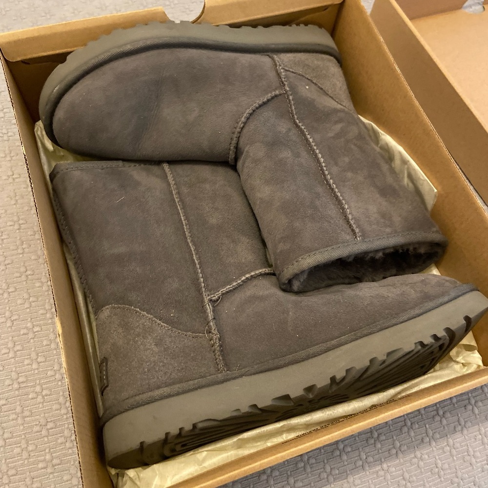UGG women’s classic short II boots - Picture 3 of 5